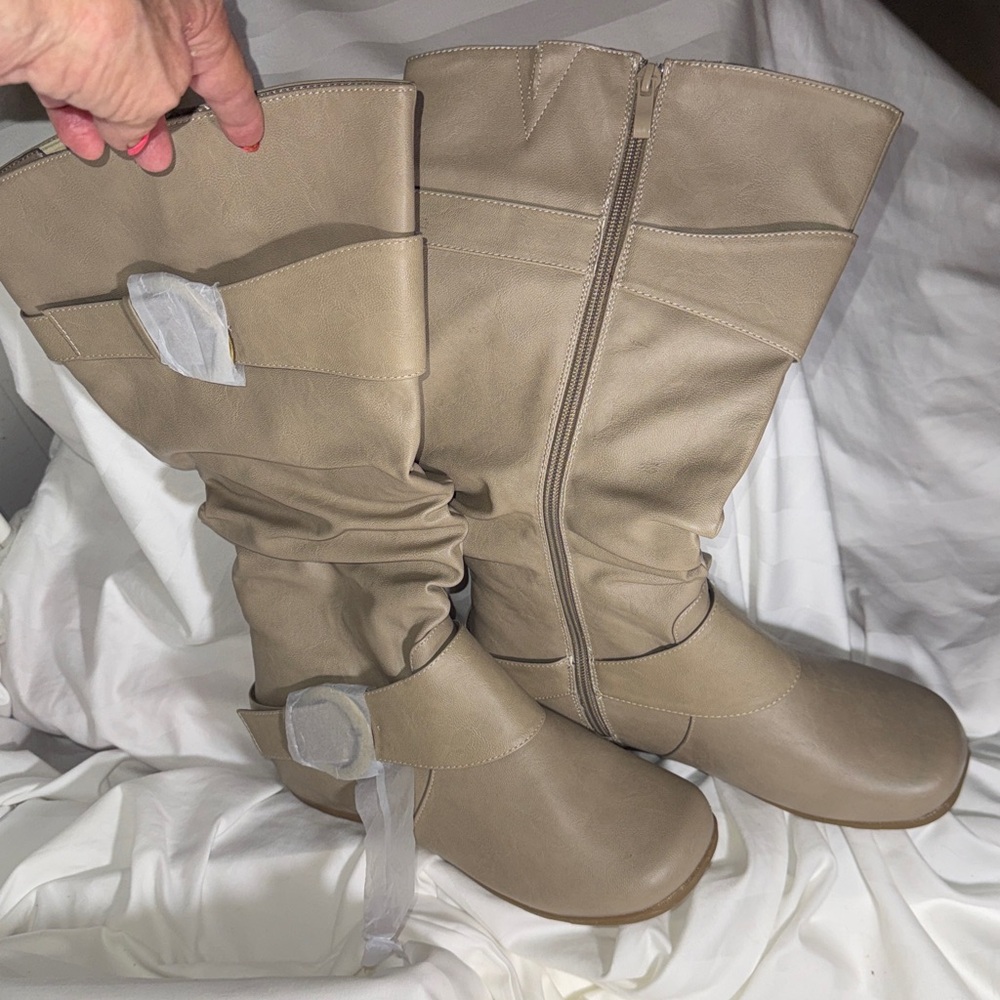 NWOT - Vegan Leather Tan Puffer Boots size 9.